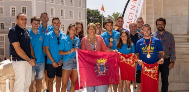 La alcaldesa recibe a los recientes medallistas del Club de Atletismo UCAM Cartagena