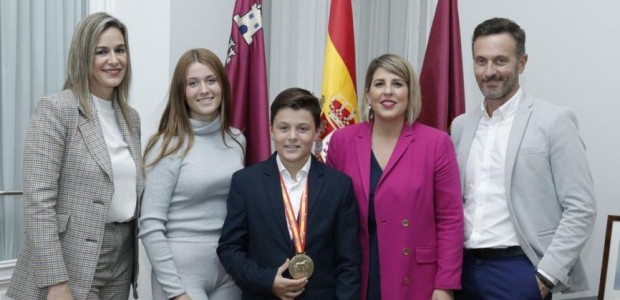 La alcaldesa recibe al campeón del mundo de Doma Clásica Alejandro Navarro