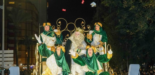 La Cabalgata de Reyes Magos más multitudinaria recorre las calles de Cartagena