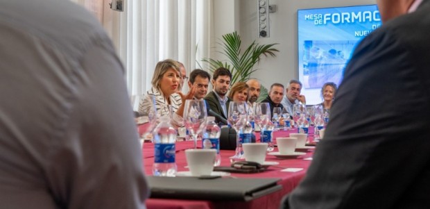 Empresas, administración y docentes crean una alianza para formar trabajadores para las nuevas industrias de Cartagena