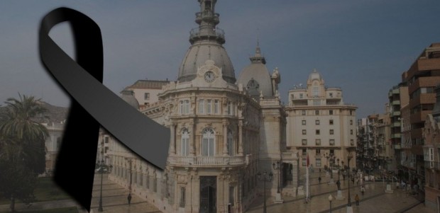 Banderas a media asta en Cartagena en señal de luto por la tragedia de Murcia