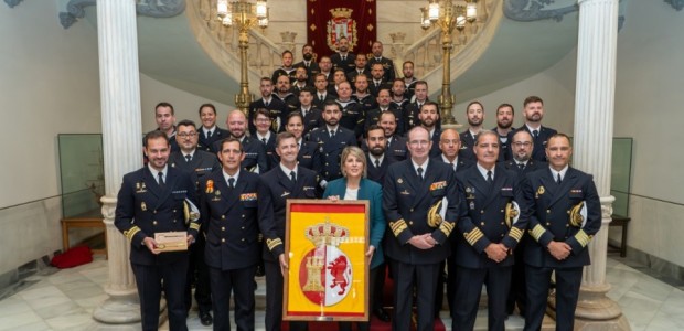 La alcaldesa entrega las llaves de Cartagena y una reproducción de la bandera de combate del submarino Isaac Peral a la dotación del S81