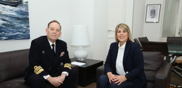 La alcaldesa recibe al nuevo Almirante de Acción Marítima en el Palacio Consistorial