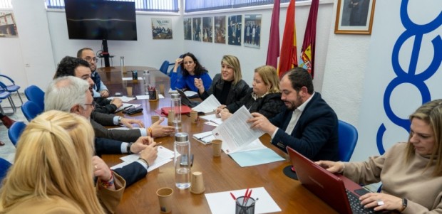 Cartagena adjudica el programa piloto de retirada de lodos y prepara sus playas para la Semana Santa