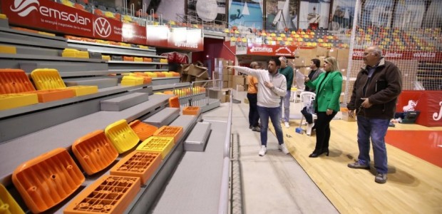 El Palacio de Deportes de Cartagena tendrá un 20% más de aforo con la instalación de nuevos asientos y la Pista de Atletismo tiene ya la estructura de las gradas