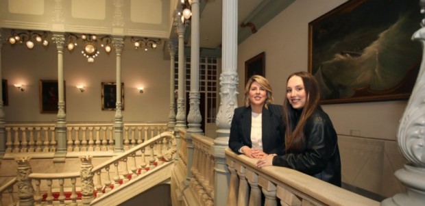 La alcaldesa de Cartagena apoya a el talento artístico de jóvenes como Almudena Roca