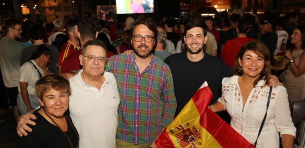 Cartagena vibra con la pantalla gigante instalada por el Ayuntamiento para ver la victoria de España en la Eurocopa