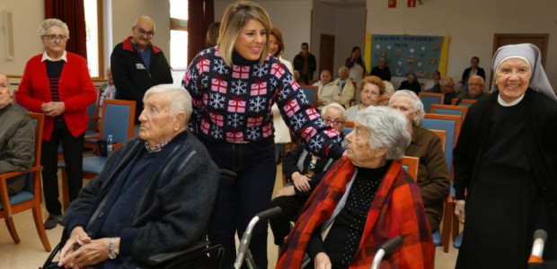 La alcaldesa felicita la Navidad a los mayores del Asilo de Ancianos