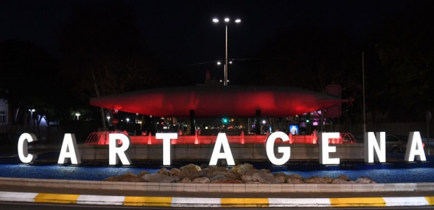 Cartagena se ilumina de rojo carmesí para celebrar el 57 cumpleaños de Felipe VI