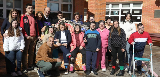 La alcaldesa reafirma el compromiso del Ayuntamiento con las viviendas y centro de día que Asido construye en El Bohío en una parcela municipal