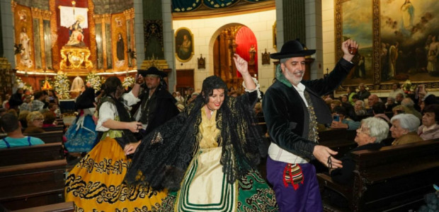 La Ofrenda a la Patrona llena de flores y bailes la basílica de la Caridad
