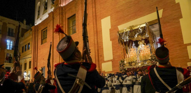 La lluvia obliga a los Californios a recoger antes de tiempo su primera procesión