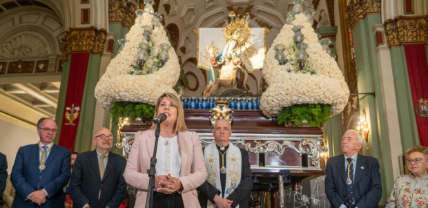 La Alcaldesa entrega a la Piedad la toalla conmemorativa de su Centenario