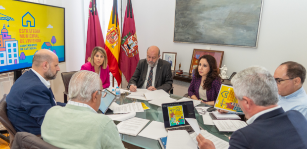 El Gobierno municipal analiza el estado de los proyectos de vivienda tras el nombramiento del nuevo director general