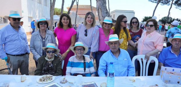 La alcaldesa acompaña a los mayores del municipio en su tradicional convivencia en Los Urrutias