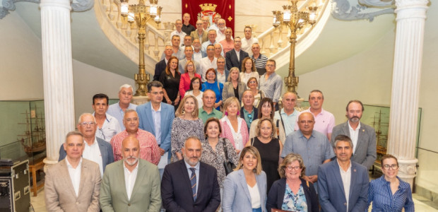 El Ayuntamiento reconoce el trabajo de medio centenar de empleados públicos jubilados