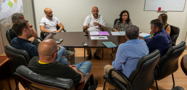 El Ayuntamiento se reúne con vecinos y empresa propietaria de Villas Caravaning para informar sobre la situación del camping
