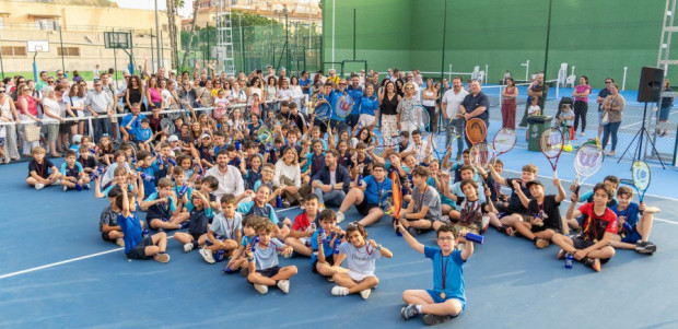 El Ayuntamiento pone en marcha las tres pistas exteriores de tenis del pabellón central tras su reforma integral