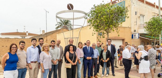 El Albujón rinde homenaje al café asiático con un monumento a orillas de la antigua Nacional 301 que evoca a la típica bebida cartagenera
