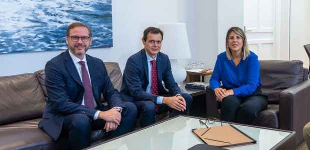 La alcaldesa confirma al nuevo director del Repsol su respaldo para seguir a la vanguardia de la transformación energética