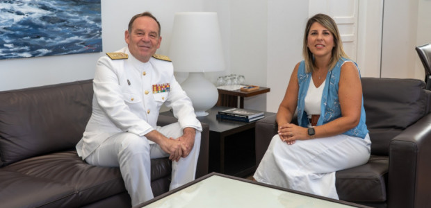 La alcaldesa Noelia Arroyo despide al Almirante de Acción Marítima
