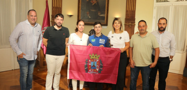 La alcaldesa Noelia Arroyo felicita al campeón de motociclismo Juan Francisco Risueño