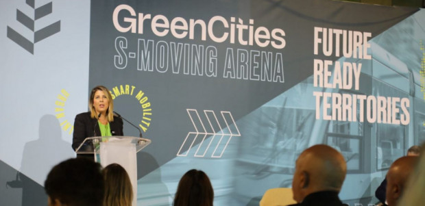 La alcaldesa exige desbloquear la ley que financia los autobuses en la inauguración de Greencities