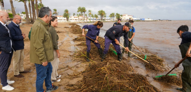 La retirada de arrastres y la limpieza de barro en zonas afectadas por el temporal centran los trabajos en el litoral sur del Mar Menor