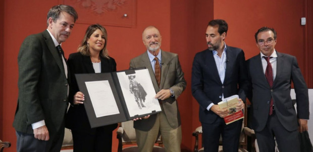 Alatriste tendrá en la ciudad natal de Pérez-Reverte un monumento erigido por el Ayuntamiento de Cartagena