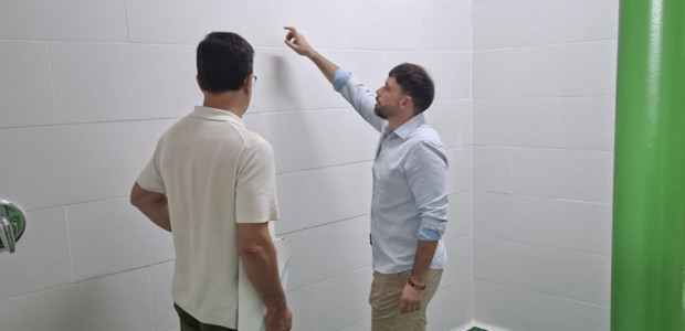 El Ayuntamiento renueva cuatro vestuarios del Palacio de Deportes