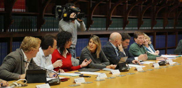 Arroyo expone en la cumbre de Burgos su reducción de impuestos y trámites y los avances sociales alineados con los Acuerdos de Zaragoza