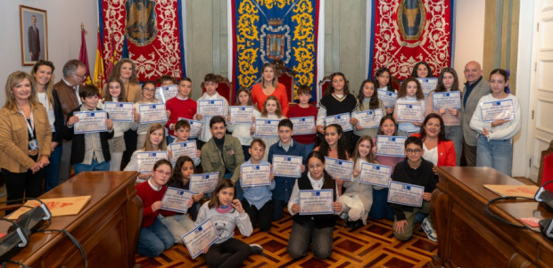 Escolares de Cartagena celebran un pleno sobre el derecho a la intimidad por el aniversario de la Constitución