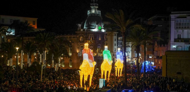 La luz y la magia de la Navidad sobrevuelan el cielo de Cartagena