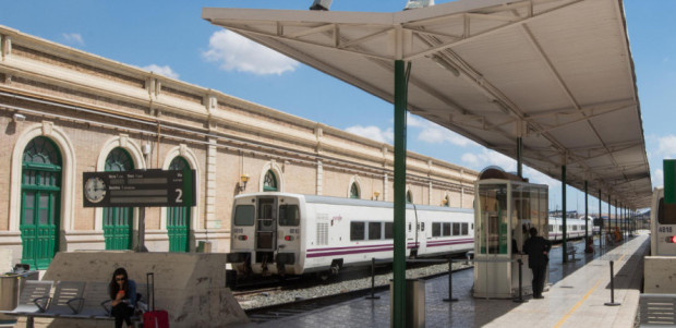 La alcaldesa de Cartagena exige al ministro de Transportes fechas para reabrir la línea con Madrid tras las nuevas noticias de retraso