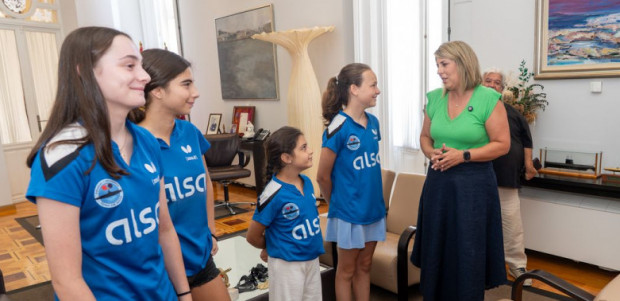 La alcaldesa recibe a las jóvenes promesas del tenis de mesa tras su histórico ascenso a la División de Honor Femenina