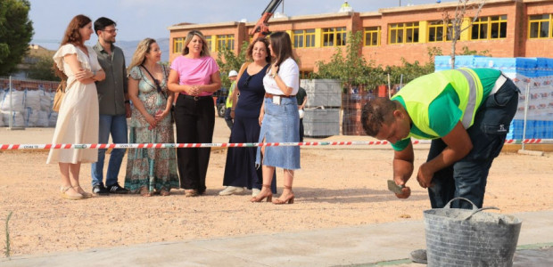 El Ayuntamiento renueva las pistas deportivas de más de la mitad de los colegios y culminará el plan en Semana Santa