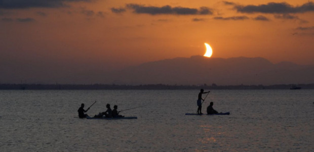 Cartagena disfruta del eclipse solar con amigos y en familia en una jornada marcada por la normalidad