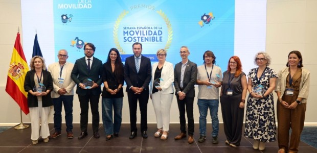 El ministro Puente recibe la exigencia de la alcaldesa Arroyo por el aislamiento ferroviario de Cartagena en la entrega de premios nacionales de la movilidad